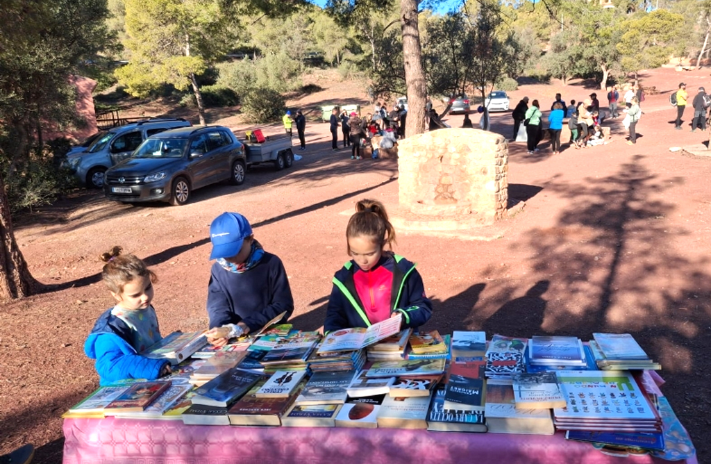 El Día del Árbol aunó senderismo, lectura y plantación de especies autóctonas en familia